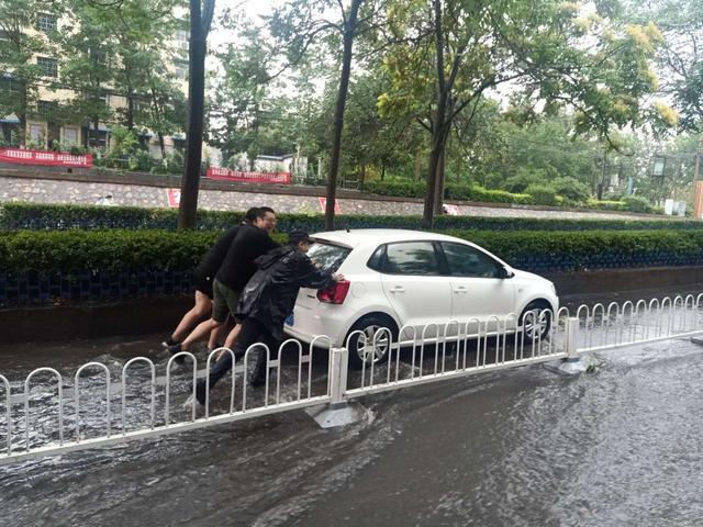 邯郸交巡警复兴二大队顶风冒雨疏导交通除隐患
