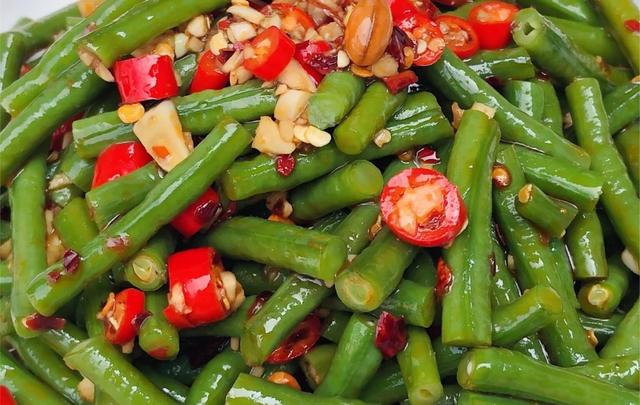 夏日里没胃口怎么办，开胃凉拌豇豆来一份，清凉低脂让你清爽一夏