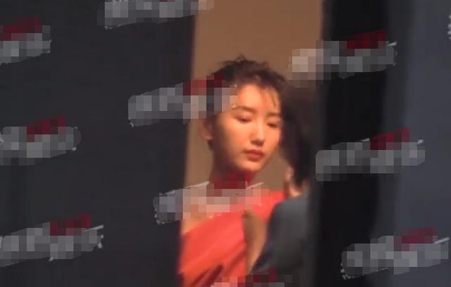 毛晓彤新恋情疑曝光？被拍和小鲜肉一起同回住所，戏里戏外姐弟恋