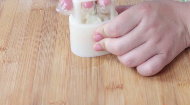 超好吃的绿豆糕，只要3种简单食材，香甜细腻入口即化，夏日必备