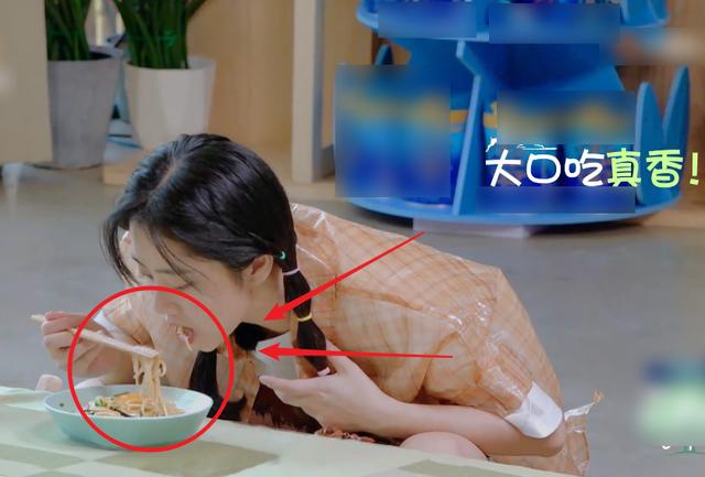 谭松韵追着吴奇隆给做面条，吃完后下意识的话