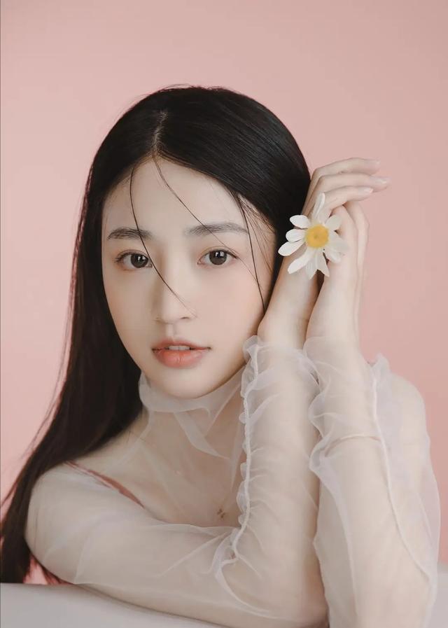 芙蓉不及美人妆，水殿风来珠翠香。