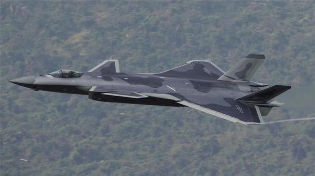 终于等来这一天了！中国隐身舰载机正式现身，