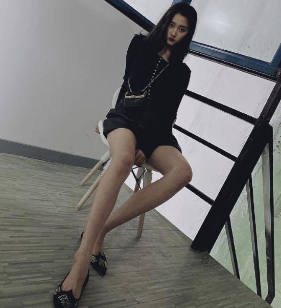 关晓彤仗着腿长就任性，晒照故意不P图，看清身材，鹿晗真有福气