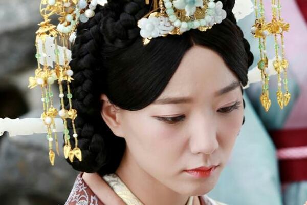 汉朝有两个舞姬出身的皇后是谁，为什么两个人的结局截然不同？