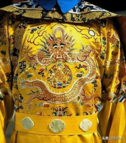 古代皇帝的龙袍禁止用水清洗，夏天臭了该怎么办？贫穷限制了想象