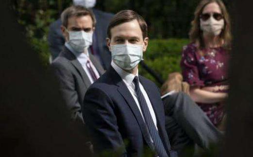 特朗普大型双标现场，要白宫人员全部戴口罩，