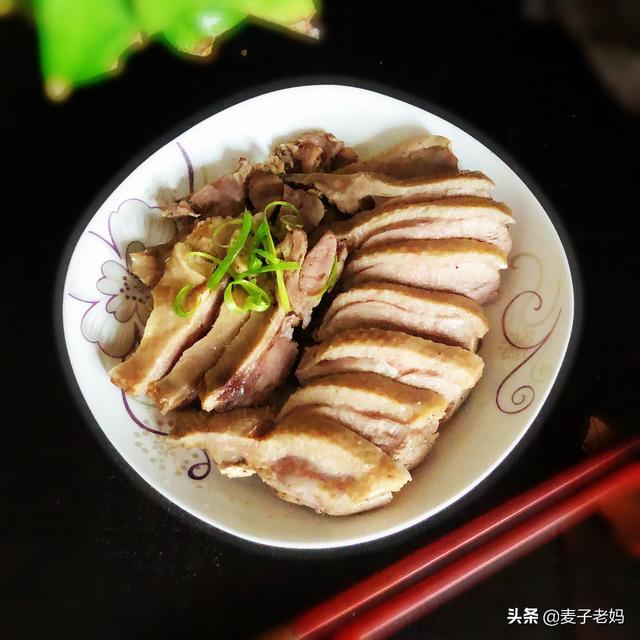夏天不妨多吃鸭子，只需三步就能做出香、酥、嫩的盐水鸭，试试吧