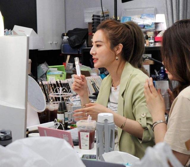 中国收入最高的女主播，最便宜的豪车100万，老