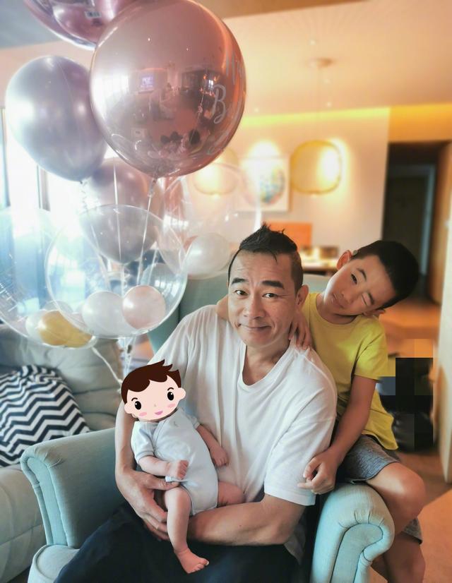 Jasper在家玩真人CS庆祝7岁生日，应采儿产后素颜出镜状态极佳
