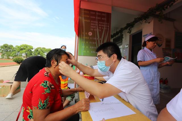 南昌市洪都中医院为受灾群众送医送药