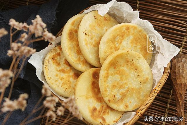 快立秋了，早餐饼这样做营养更足，皮薄馅多又美味，家人喜欢吃