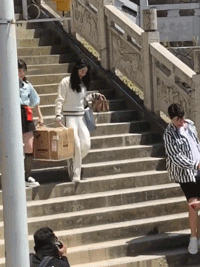 赵丽颖黑长直头发录《中餐厅》，身材瘦力气大，提大箱子爬楼梯