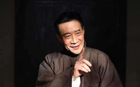 66岁李雪健罕见露面，白发苍苍面容衰老难认，说两个字都费劲？