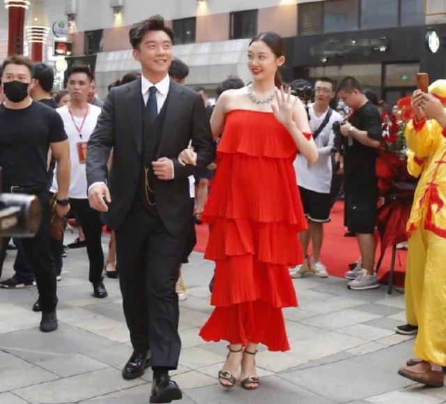 没等到郑恺苗苗官宣孕事，向佐郭碧婷却大方公布好消息，恭喜