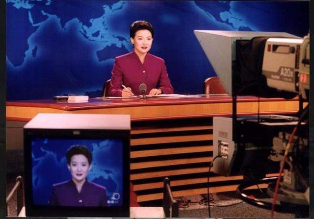 她是央视知名女主播，年近50至今未结婚，独享一