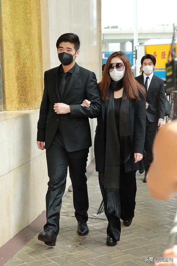 赌王设灵仪式，郭晶晶霍启刚十指紧扣，奚梦瑶