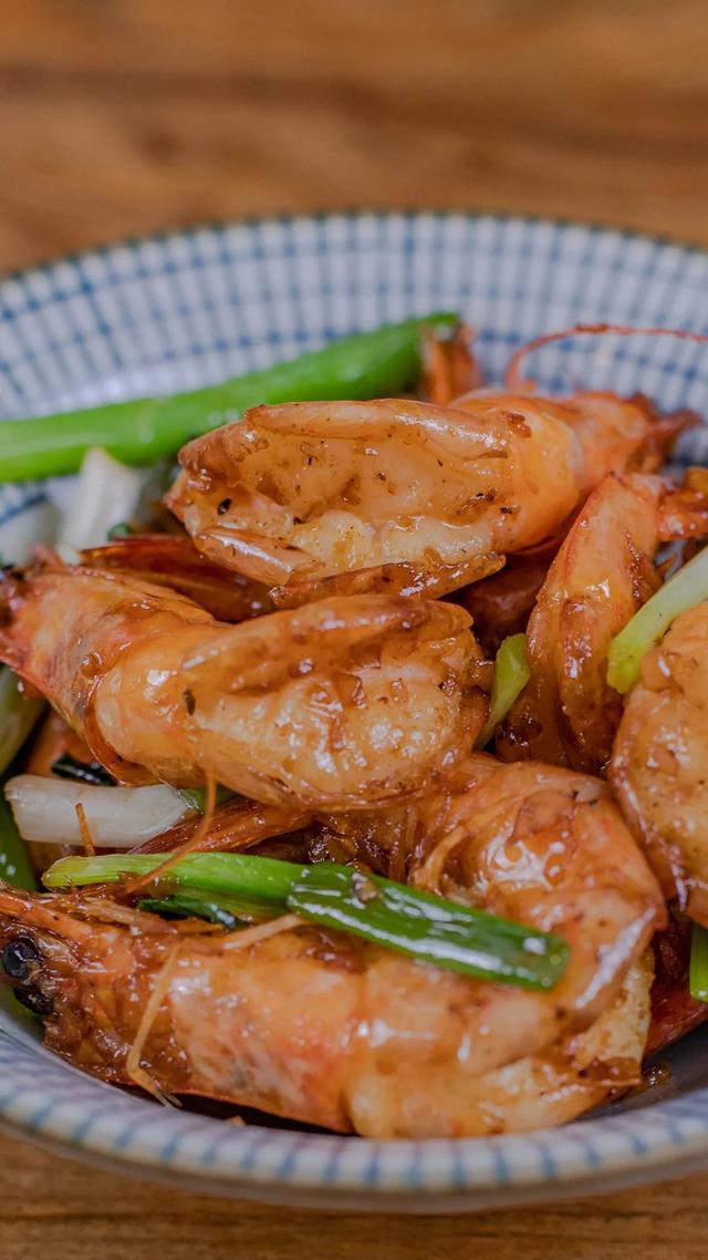 连虾壳都不想放过油爆虾，今天就教你做好它的小秘诀