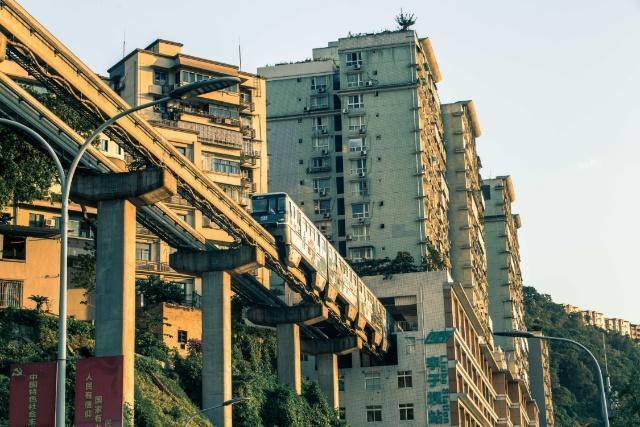 重庆轻轨穿梭居民楼里，会吵到人吗？会不会晃