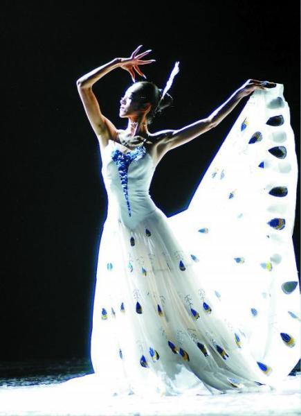 62岁杨丽萍：她一出道就自带光环，熟龄天真下是极致女权主义！