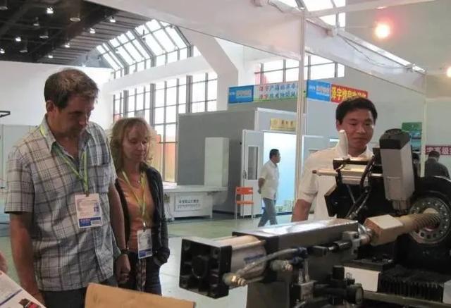 特朗普封锁华为芯片，美国能得到什么好处？清