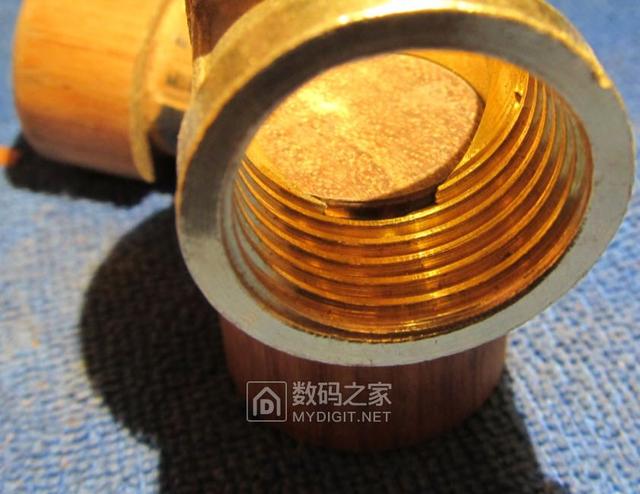 能工巧匠！创意DIY使用4分铜三通管件打造的一把实用小木槌