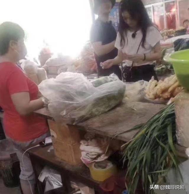 《中餐厅4》节目剧透赵丽颖黄晓明菜场买菜，赵丽颖管账
