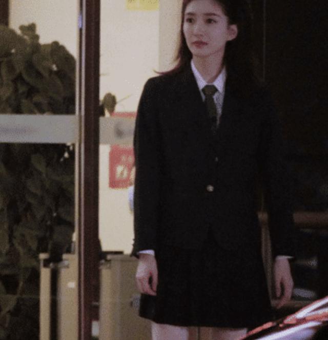 江疏影"高中照"被疯传，穿JK制服逛街，这腿是被上帝吻过吗？