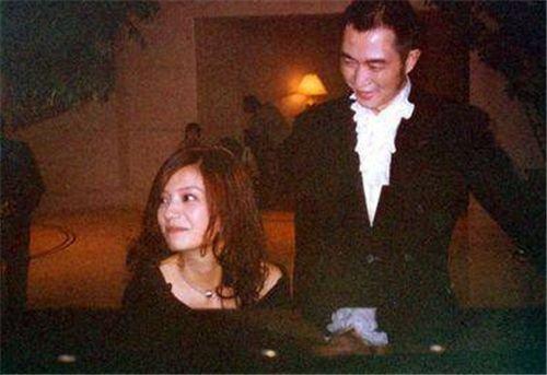 他凭一首歌走红，为天王写歌与天后同居，却因