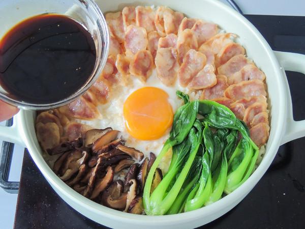 香肠煲仔饭很多人吃过不会做，教你简单做法，色泽金黄，香而不腻