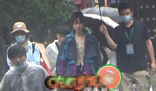 白百何成功复出，最新综艺路透留齐刘海扎高马尾，生图不像36岁人