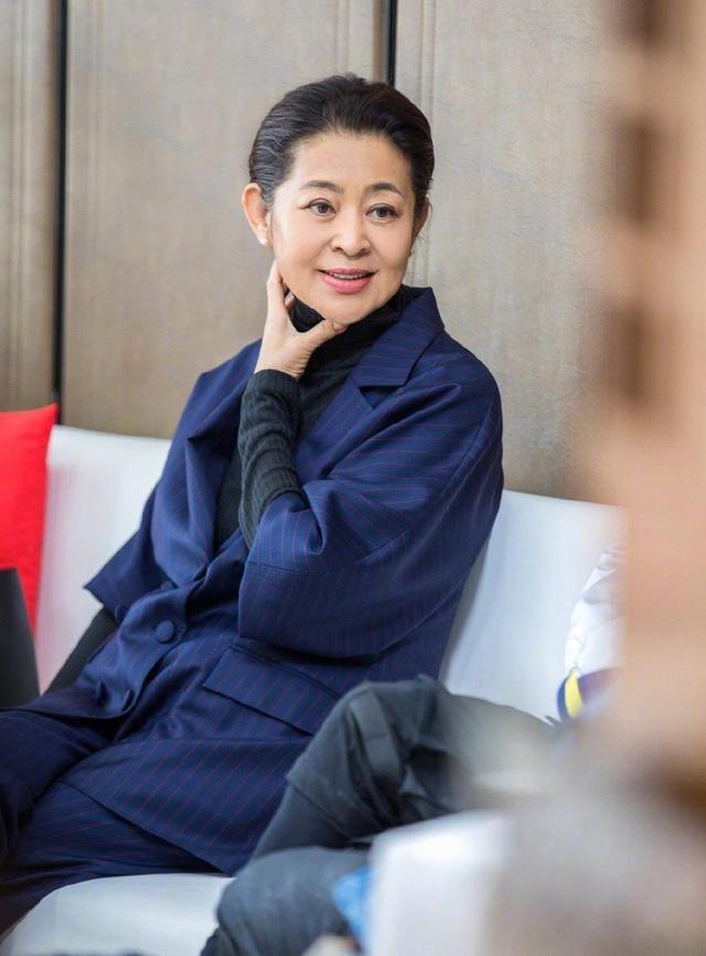 倪萍激动发文夸赞万茜为其打call，不服老跟上年轻追星潮流