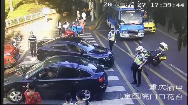 重庆|烈日下渝中民警护送患儿紧急就医