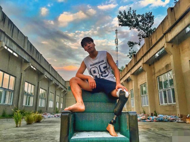 15岁少女汶川地震失去小腿，不甘从此平凡的他，12年后逆袭成演员