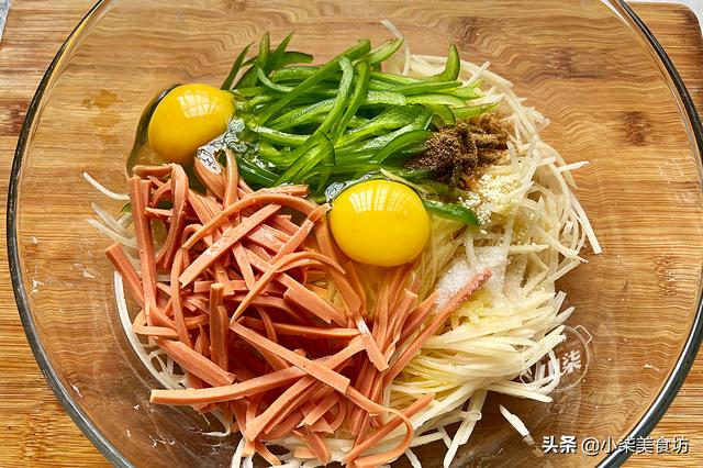 土豆丝别炒了，打2个鸡蛋，不炖不炒不凉拌，我家早餐经常做着吃
