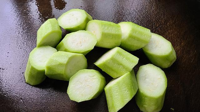 丝瓜这样做味道更香，广东很好吃的一道美食，简单美味