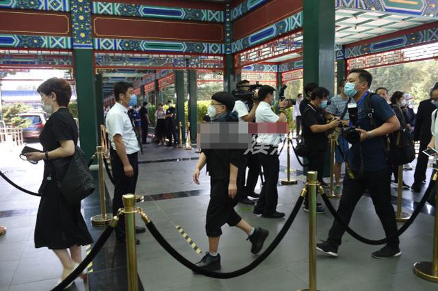 沈力追悼会举行，与赵忠祥珍贵合影曝光，倪萍刘纯燕现身送别