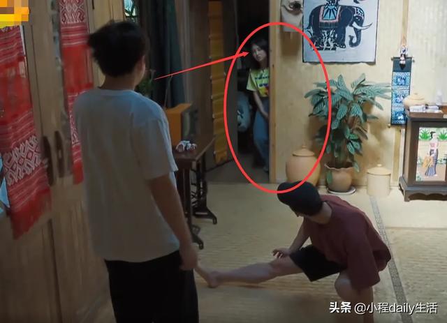 张子枫仗着19岁已成年就任性，挑战女团妆，一露