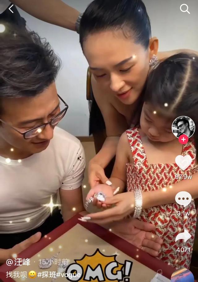 汪峰探班章子怡，女儿醒醒撞脸小苹果，一家三口同框超幸福