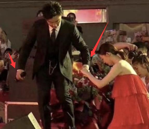 苗苗挺着大孕肚上台阶，谁注意郑恺手上动作？是不是真爱一目了然