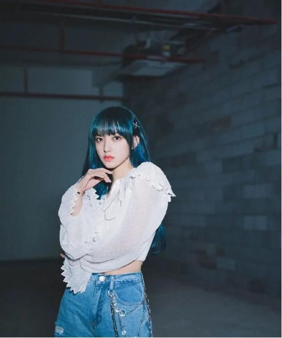 那些设计感满满的衣服款式，女明星们必备的穿搭款，谁穿谁好看