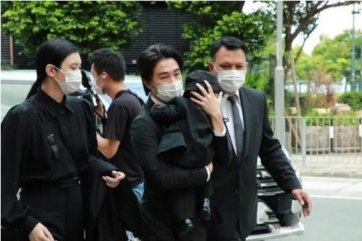 何猷君又思念父亲，晒出赌王长孙手拿球拍，小手肉嘟嘟力气大