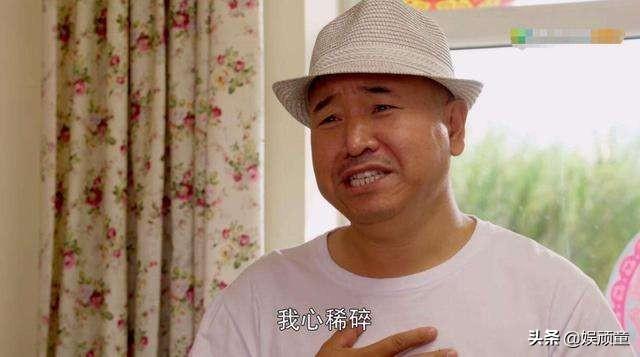 王小利被换掉不亏，自己坐靠背椅像师父，让赵本山仰视和他聊天