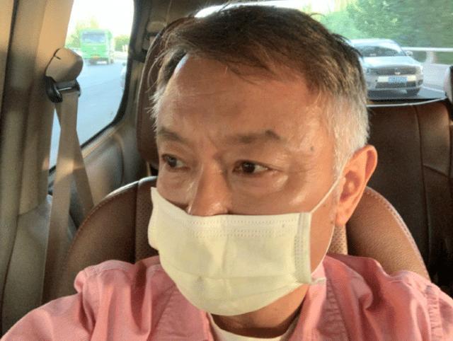 4天前，老戏骨欧阳奋强发文庆祝“逃离北京”，