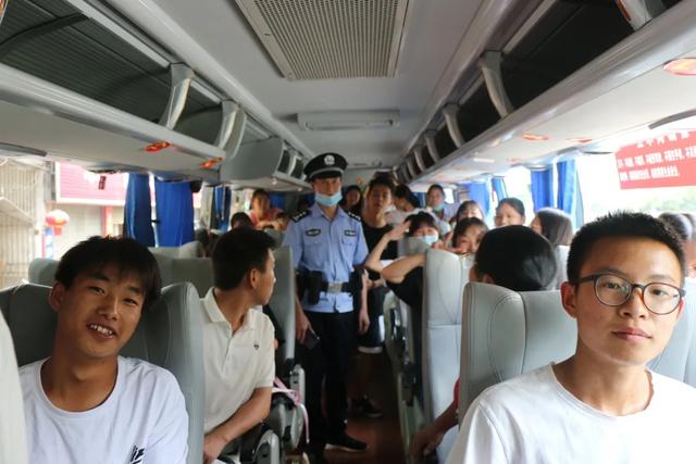 “一车一警”一路同行 多警联动护航高考