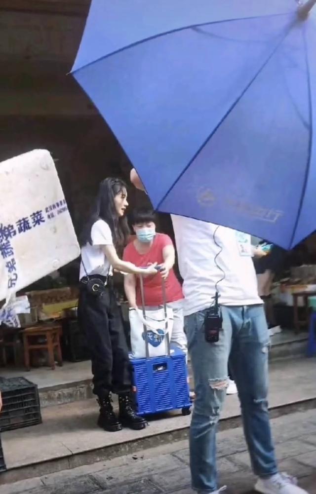 赵丽颖与黄晓明现身超市，两人购置厨房用品，全程热聊不停