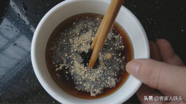 豆腐中打入2个鸡蛋，教你下饭新吃法，出锅比红烧肉还抢手，真香