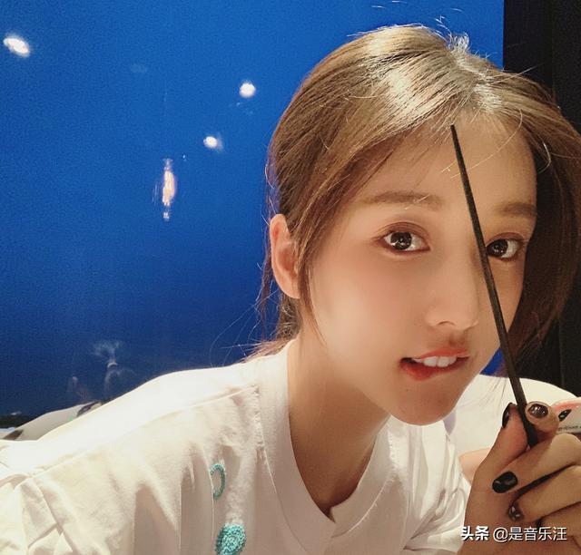 没想到《创3》资源最好的是姜贞羽，先一步上综艺，还和杨洋同框