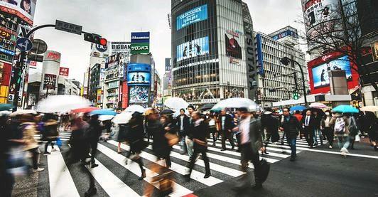 在日本旅游，遇见本地人对你弯食指，导游：那