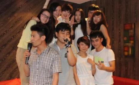 同学聚会，班长提议给车祸同学捐钱，25人捐4万